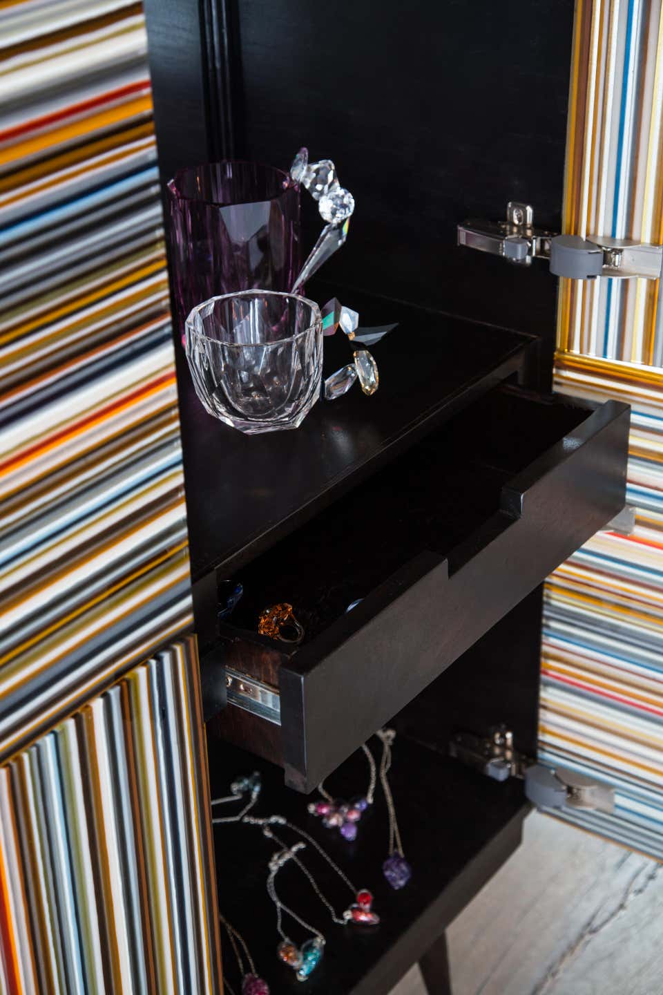 Bar en verre rayé multicolore